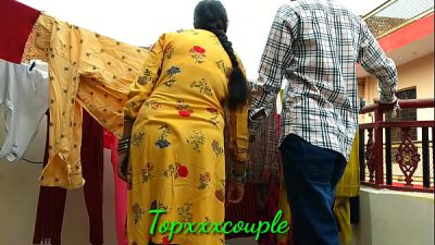 រឿងចុយគ្នា បងស្រីក្មេក Desi ដែលទៅសម្ងួតខោអាវនៅលើរាបស្មើរ ត្រូវចាប់បាន និងចាប់រំលោភ.