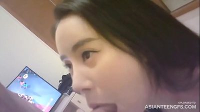 GF ចិន​ស្លៀក​ឈុត​សិចស៊ី​មាន​ចំណង​ជើង​តូច​ត្រូវ​បាន​គេ​លួច​មើល
